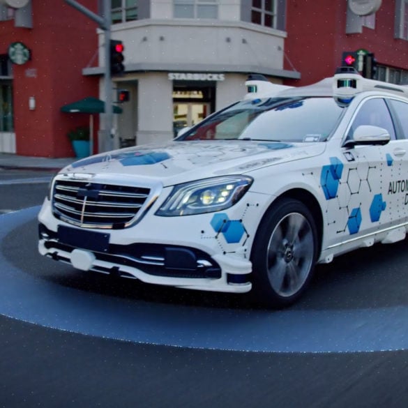 Ein weißer Mercedes mit Sonderausstattung für das Automated Driving von Mercedes Benz & Bosch